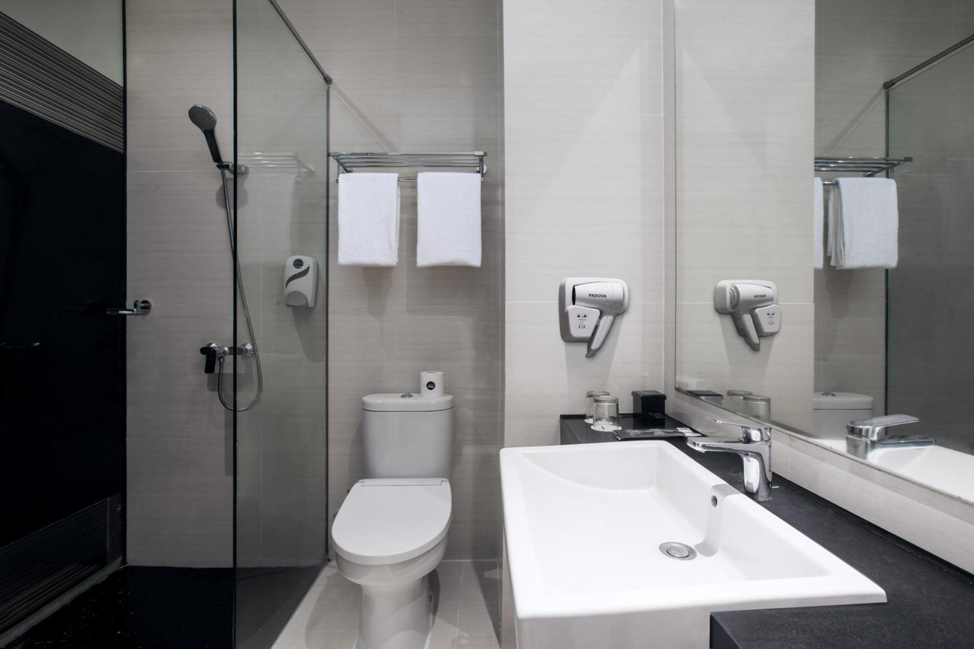 Neo Dipatiukur Bandung By Aston Hotel Exterior photo
